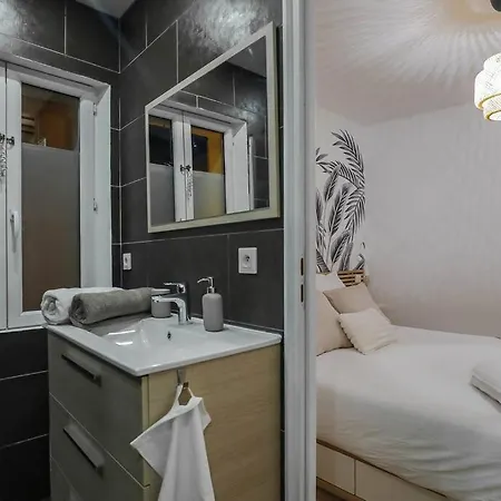 Charmante Petite Maison De Avec Balcon Frejus