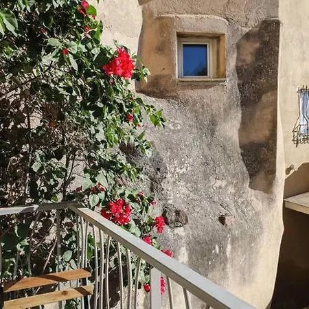 Charmante Petite Maison De Avec Balcon *