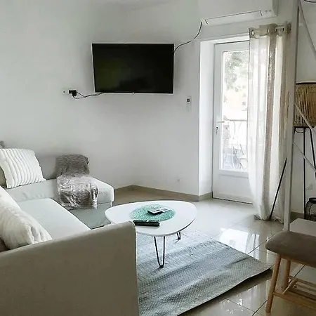 Charmante Petite Maison De Avec Balcon
